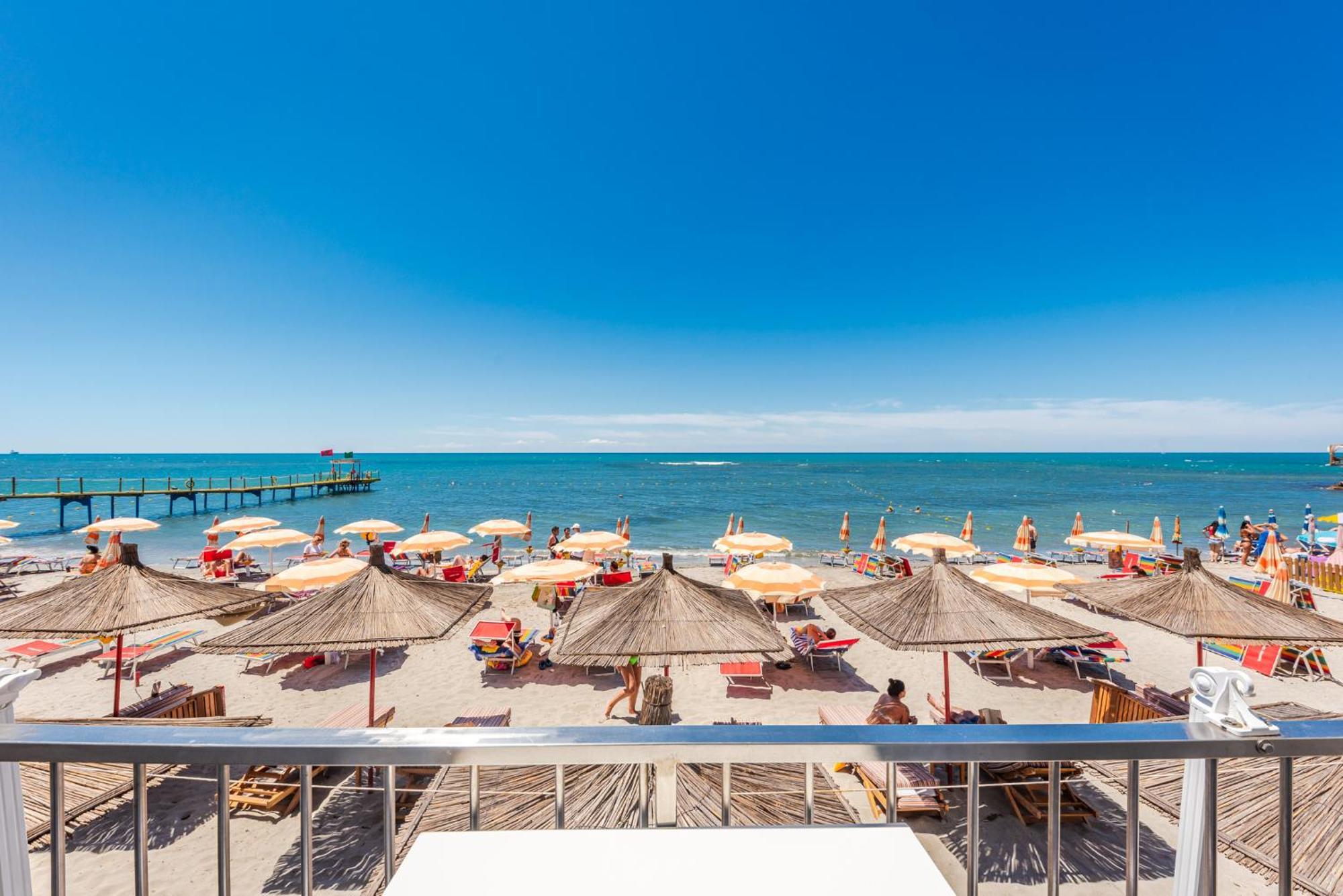 Aragosta Hotel Durres Exterior photo